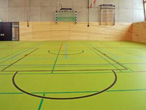 Sport und Spiele in der Turnhalle