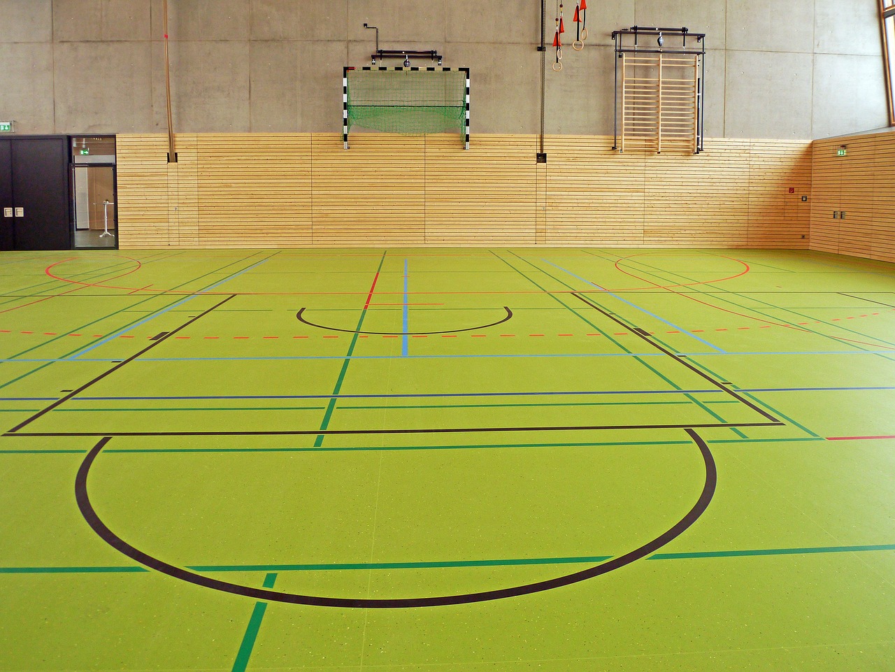 Sport und Spiele in der Turnhalle